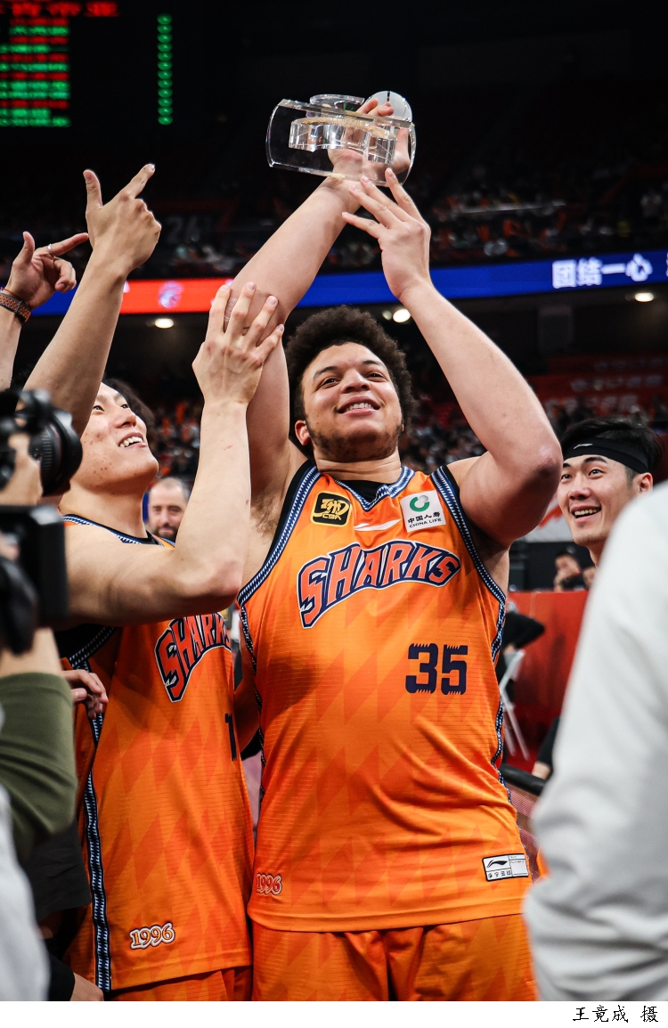 包含上海男篮迎来胜利，雄心壮志向着新里程碑前进的词条