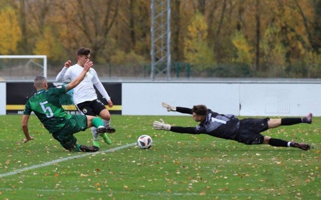 包含韦斯卡客场逼平埃瓦尔，客场造麻烦难解的词条