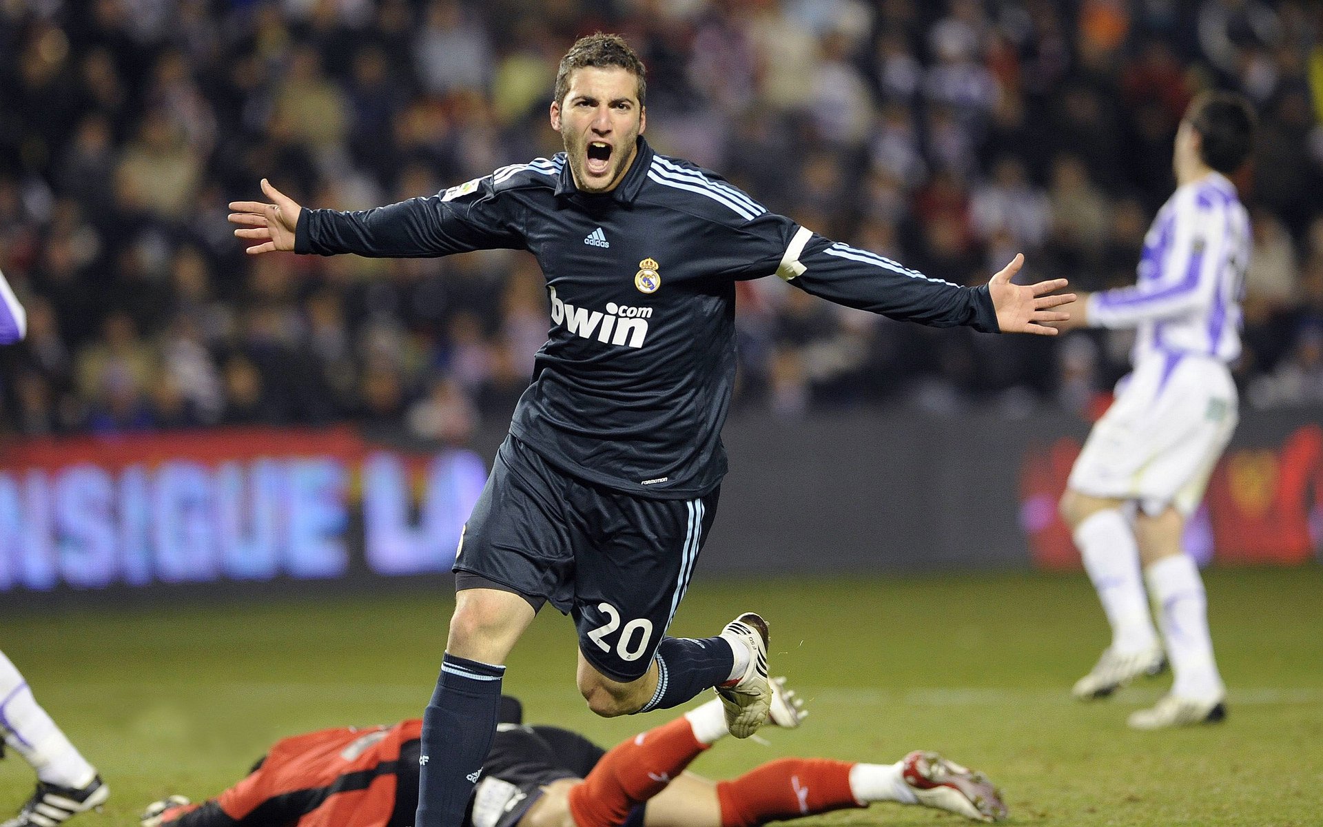 从安联到世界之巅，巴斯托尼在拜仁狂胜曼联之夜接管排名争夺战